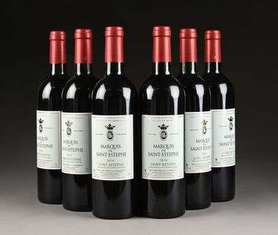 six bouteilles de vin rouge sont alignées