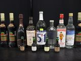 de nombreux types de bouteilles d'alcool alignés sur une table