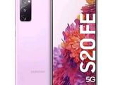 un gros plan d'un Samsung Galaxy S20 violet avec une fleur à l'écran