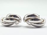 une paire de boucles d'oreilles plaquées argent sur fond blanc