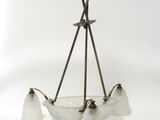 lustre à trois branches avec des abat-jours en verre dépoli