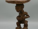 sculpture en bois représentant un homme coiffé d'un chapeau