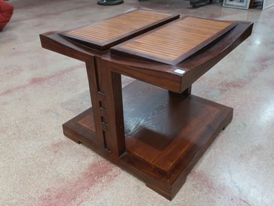 une table en bois sur laquelle sont posés deux plateaux