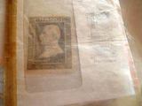 une photo d'une photo d'un homme figurant sur un timbre collé sur une feuille de papier