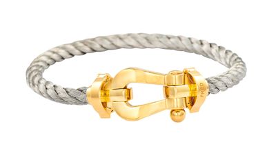 une photo d'un bracelet en argent et en or muni d'un fermoir