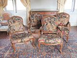 quatre chaises posées sur un tapis dans une pièce