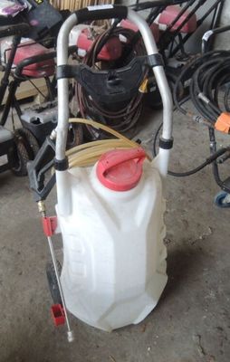 une image représentant une station de lavage pour voitures équipée d'un tuyau d'arrosage