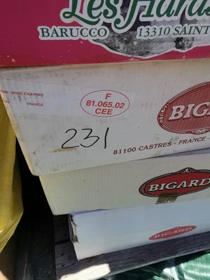 Des caisses de bière sont empilées les unes sur les autres dans un magasin