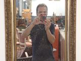 un homme se prenant en photo dans un miroir