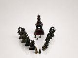 un grand nombre de figurines posées sur une table