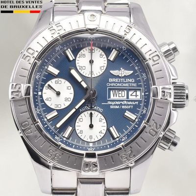 un gros plan d'une montre au cadran bleu