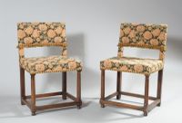 Paire de chaises en noyer reposant sur des pieds en colonne …