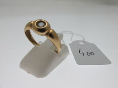 une bague en or sertie d'une pierre noire