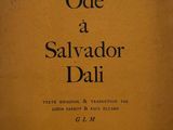 un vieux livre sur lequel est inscrit le titre « Ode à Salvador Dalí »