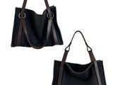 une paire de sacs noirs avec des anses marron sur fond blanc