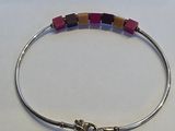 bracelet en argent orné de perles multicolores et doté d'un fermoir