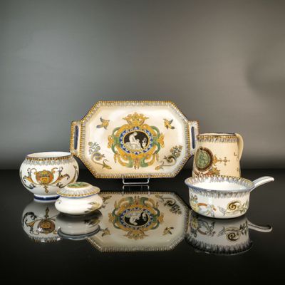 une image d'un groupe de plats et de tasses en porcelaine sur une table