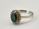 Gros plan sur une bague ornée d'une pierre bleue
