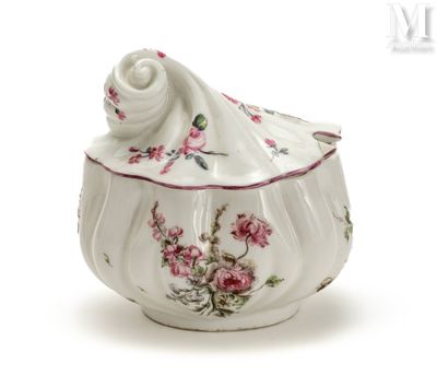 un bol blanc orné de fleurs roses, posé sur une surface blanche