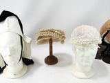 trois chapeaux sont posés sur la tête d'un mannequin