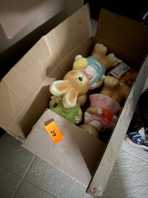 une boîte remplie de peluches posée par terre