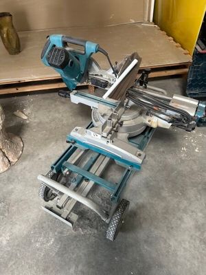 une machine posée sur le sol du garage