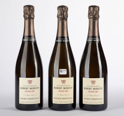 trois bouteilles de vin posées l'une à côté de l'autre sur une table