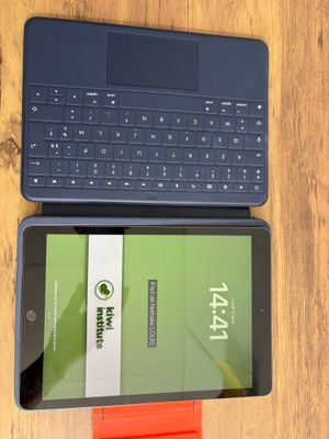une tablette et un ordinateur portable posés sur une table en bois