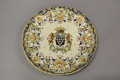 une assiette décorative ornée d'un blason