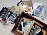 une boîte remplie de cartes postales et d'autres objets posée sur une table