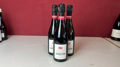 trois bouteilles de vin posées sur un comptoir