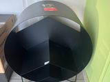 une table noire avec un piètement en métal et une porte verte