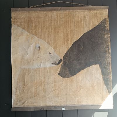 une photo d'un ours polaire et un ours polaire accroché au mur