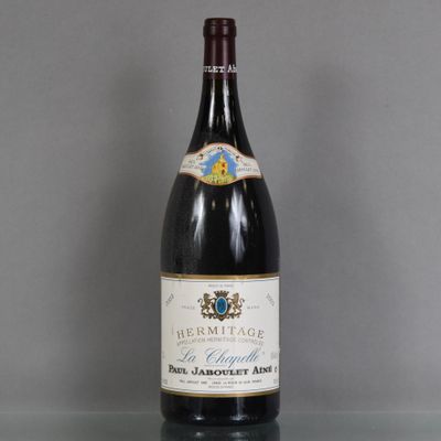 la bouteille de vin est posée sur une table en verre