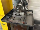 une machine posée sur une table dans un garage
