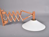 une lampe posée sur une table