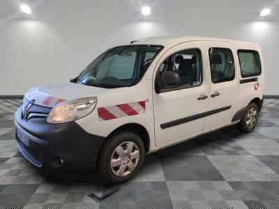 la photo d'une camionnette blanche garée dans un garage