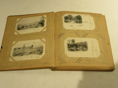 un livre contenant des images de bateaux, posé sur une table