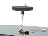 une image représentant un bureau sur lequel est posée une lampe