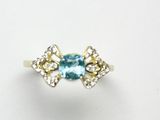 Gros plan sur une bague ornée d'une topaze bleue et de diamants