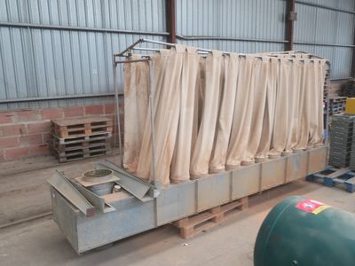plusieurs pièces de bois sont empilées sur une palette dans un entrepôt