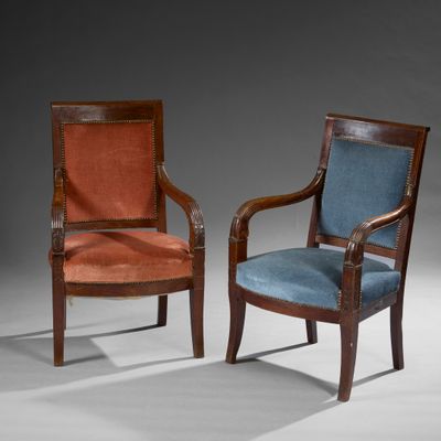 paire de fauteuils avec dossier et accoudoirs rembourrés