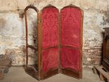 un paravent recouvert d'un tissu rouge