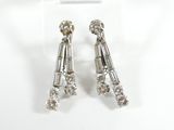 paire de boucles d'oreilles en diamant avec des diamants taille baguette sur fond blanc