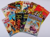 une pile de bandes dessinées posée sur une table blanche