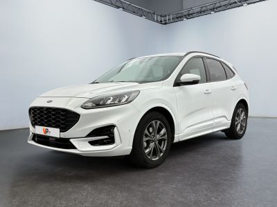 Une Ford Escape blanche de 2020 est garée dans une grande pièce