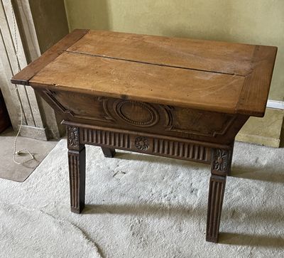 une petite table en bois surmontée d'un tiroir