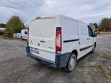une camionnette blanche garée dans un parking