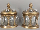 paire de bocaux anciens en laiton et en verre transparent, munis d'un couvercle