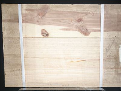 un ordinateur portable posé sur un bureau en bois